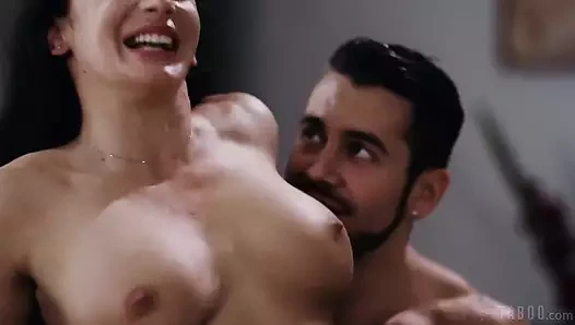 Saf tabu orta yaşlı seksi kadın Sheena Ryder'ın şehveti üvey oğlu ve istekli arkadaşıyla vahşi üçlü seks yapıyor