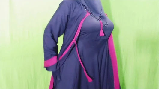 Hintli güzel tesettürlü Müslüman seksi yenge odanın içinde komşuyla seks yapıyor