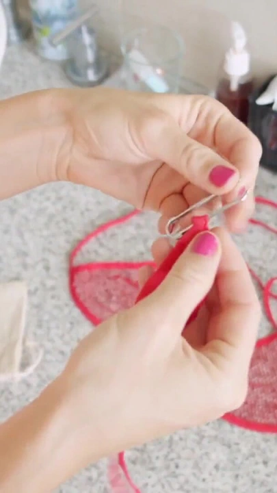 "Üvey kız kardeş götünde freutoy ile edepsiz sürtüğe dönüşüyor" den önemli an