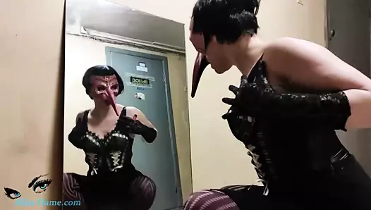 Gizemli maskeli yabancı dans ediyor ve sigara içiyor