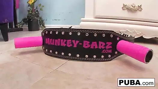 Britney yeni oyuncağımızı denemeye ve sikişmeye karar verdi