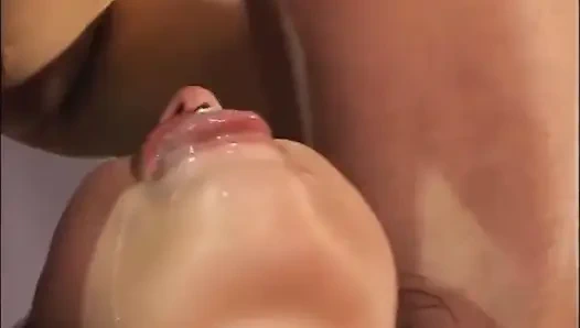 Genç erkek delisi sürtük için ağzına çifte penetrasyon ve boşalma