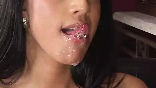 Latina yakın çekimde hardcore parçalanırken bağırıyor