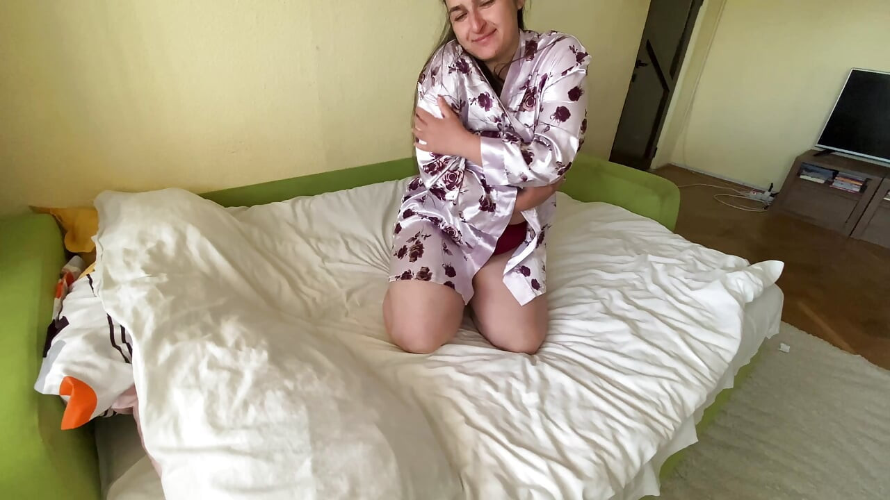 Sürpriz boşalma bu orta yaşlı seksi kadını sikiyor ve inleyene ve döllenene kadar amını yaladı!