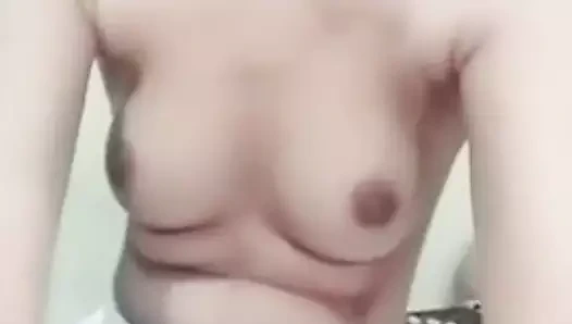 Hint kız gösteren ona küçük göğüsleri