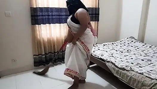 55 yaşındaki Tamil teyze evi süpürürken sert sikiliyor