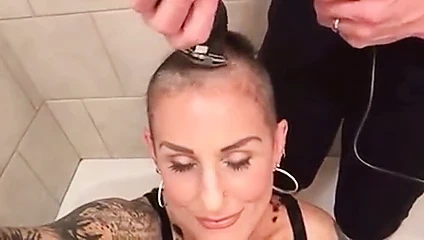 Dövmeli seksi kız vızıldadı