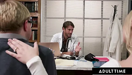 ADULT TIME - azgın doktor zavallı kocasının önünde hasta Kay Lovely'nin mükemmel göğüslerine tapıyor