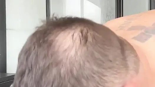 Azgın adam soyunuyor ve kasık kıllarını tıraş ediyor