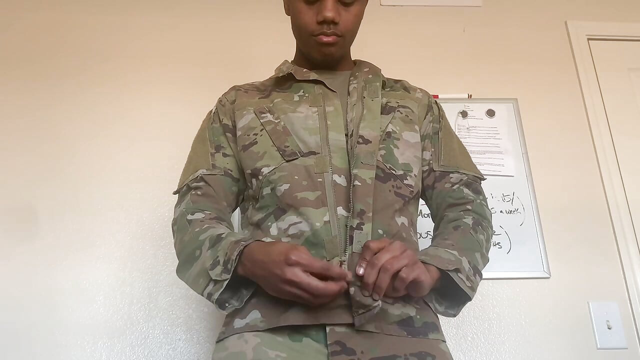 Büyük zenci asker üniformasını çıkarıyor ve boşalıyor