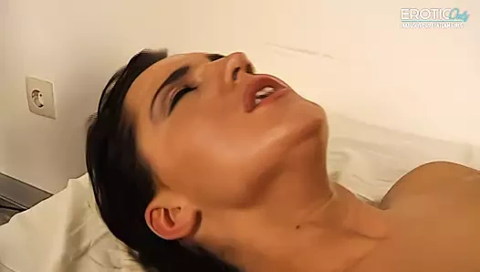 Ateşli arzu: büyük memeli Alman evli kadın sikiliyor ve yüzüne boşalıyor