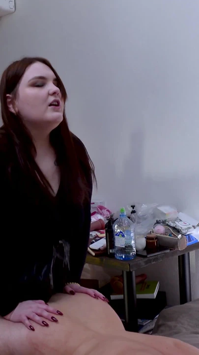 Tabusuz orta yaşlı seksi kadın sahibe bakış açısını uyarıyor | Klip 1