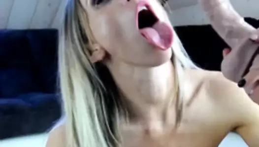 Şaşırtıcı uygun sarışın milf derin boğaz yapay penis ve sikme