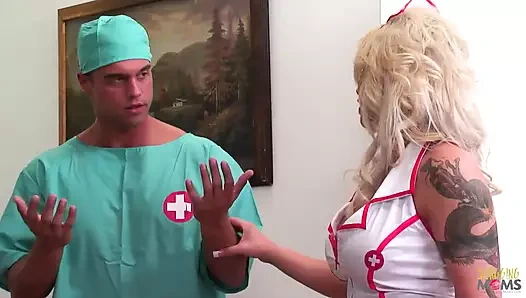 Büyük memeler ve büyük götlü orta yaşlı seksi kadın hastanın yatağında bir doktorla sikiliyor