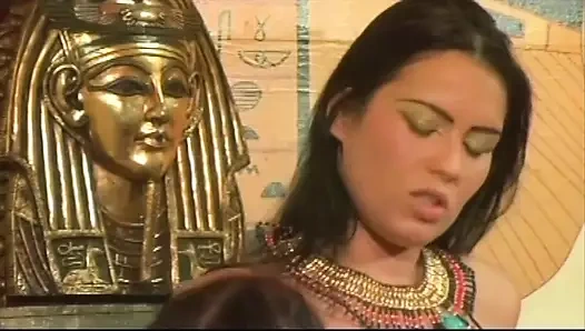 Firavun ve 2 azgın sürtük: Kleopatra'nın mahkemesinde üçlü seks