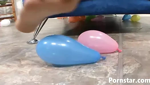 Güzel ayaklı genç kız Arianna Jay sikişiyor