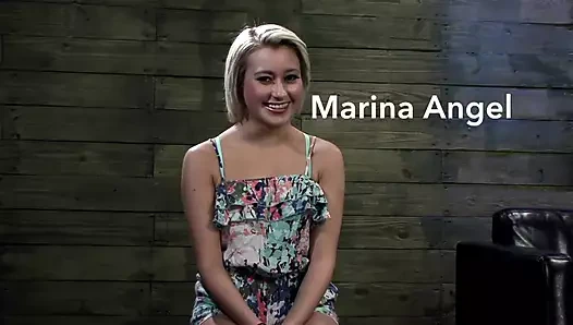 Alt kız melek odasında zalim sarışın dominatrix tarafından bağlanır ve eziyet alır.