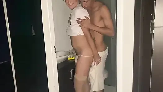 Femboy Banyoda Oynuyor ve Grindr'da Tanıştığı Adam Tarafından Sevişiyor