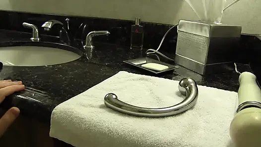 Kostümlü sapık kızlar yerde birbirlerini memnun etmek için oyuncak kullanıyor