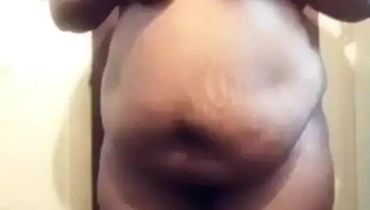 O büyük göğüslerini sallıyor