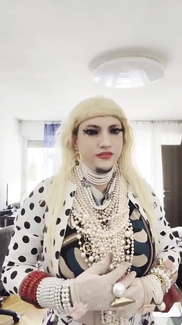 Pearl Vanesa güzel incilerle evinde vücudunu gösteriyor