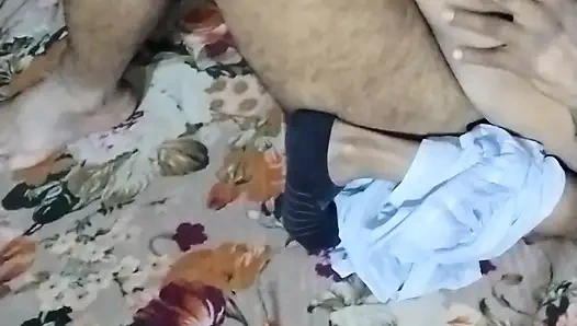 Güzel liseli kız güzel erkek arkadaşıyla ilk kez seks yapıyor