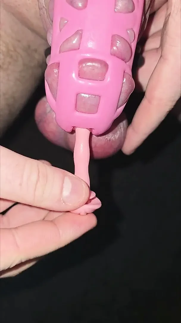 Pembe yarak kafesi ve taşaklarım etrafında birçok yarak halkası giyerken yanlışlıkla penis tıkacımı yarağıma sokuyorum.