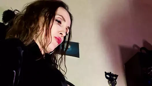 Lastik tanrıça eva lateks kadın egemenliği fetişi solo sahibe bdsm orta yaşlı seksi kadın dominatrix