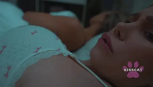 Ateşli orta yaşlı seksi kadın ve muhteşem genç kız yatağı paylaşıyor ve seni iş üzerinde yakalıyor!