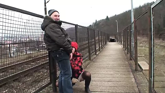 Outdoor an der Bahnschine die junge Brunette gefickt