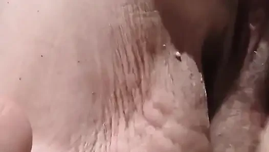 Boşalana kadar amına yumruk sokuyor