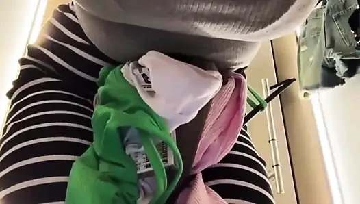 Odada sıkı amcığı parmaklıyor