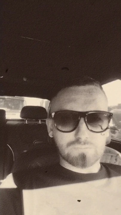 Dövmeli sarışın 38 yaşındaki şişkin ve mavi gözlerle azdırıyor - bekar ve hazır