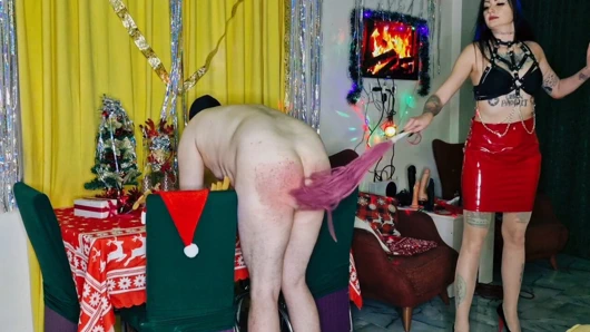 Noel cezası. Dominatrix Nika bir kölenin götüne şaplak atıyor. Ağrı ve kırmızı kalçalar.