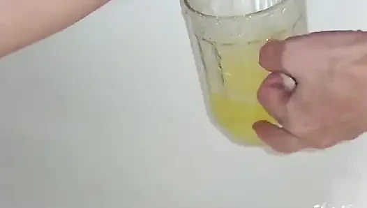 Göğüslerime çiş döküyor