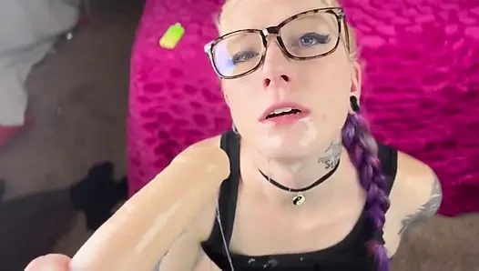 Üzgün e-kız gırtlağına kadar sakso sürtük