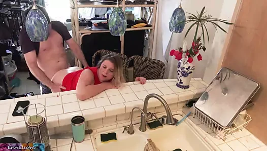 Üvey anne sekreterin yıl dönümü için yarak emiyor