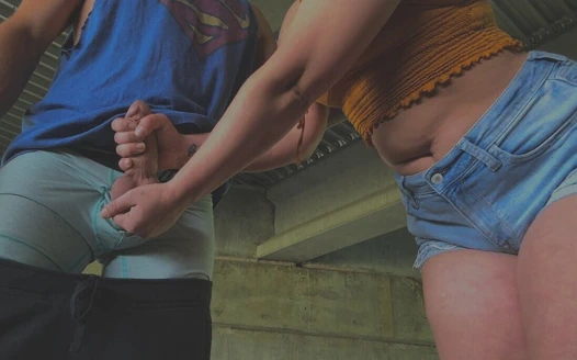 Evde olmayan bir adamla taşak ezmeli sakso