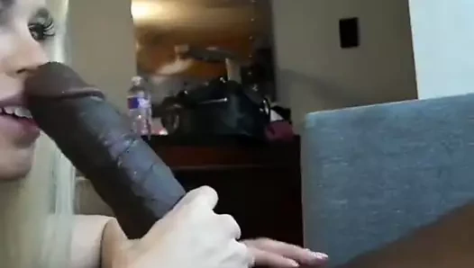 Sarışın kız büyük zenci yarağını emiyor