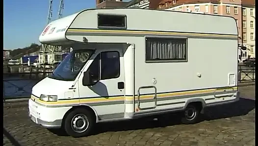 Külotlu çoraplı kız ambulansta büyük bir yarağı sikiyor ve götüne boşalma