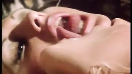 FFM üçlü grup sekste azgın yarak emen sürtük sakso çektikten sonra sikiliyor ve sonra dölleniyor