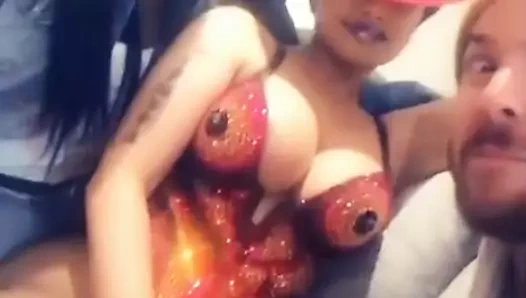 Nicki minaj dokunmadan ona kedi