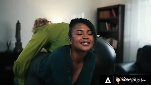 Annenin kızı - orta yaşlı seksi patron Ryan Keely tüm kuralları çiğniyor ve anal ateşli sekreteri Avery Jane'i sikiyor