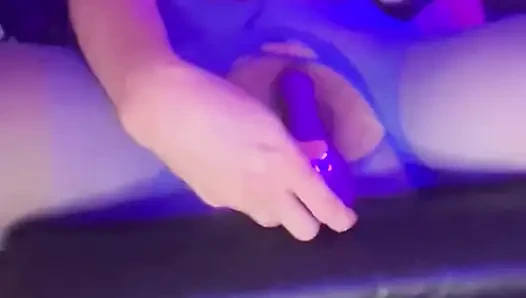 Vibratörüm pembe amcığımda çok iyi hissettiriyor