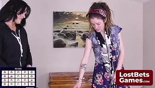 Striptiz hafızası gerginliği kıyafetler boşalmaya başlarken birikiyor