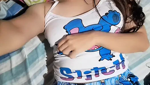 KıYAFETLERINI ÇıKARDı VE CEP TELEFONU KAYDEDIYOR, GÖRÜYOR MUSUN?