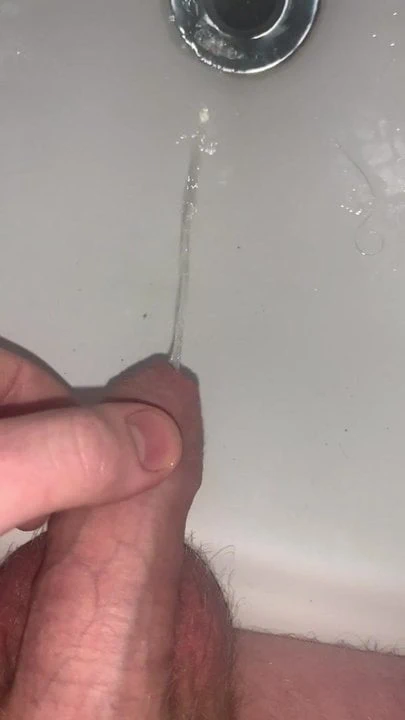 Yumuşak horoz pissing içinde lavabo