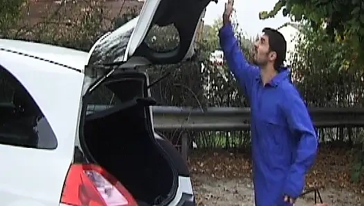 Çoraplı Fransız kaltak sıkı göt deliğine büyük bir yarak alıyor