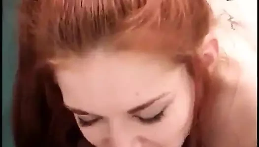 Dövmeli seksi kızıl saçlı beyaz sürtük amında büyük bir yarağa binmeyi seviyor