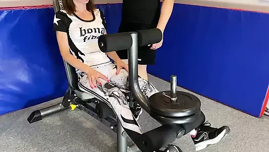 Göğüslerime dokunacak mısın? O zaman ayak tabanlarımı kokla!